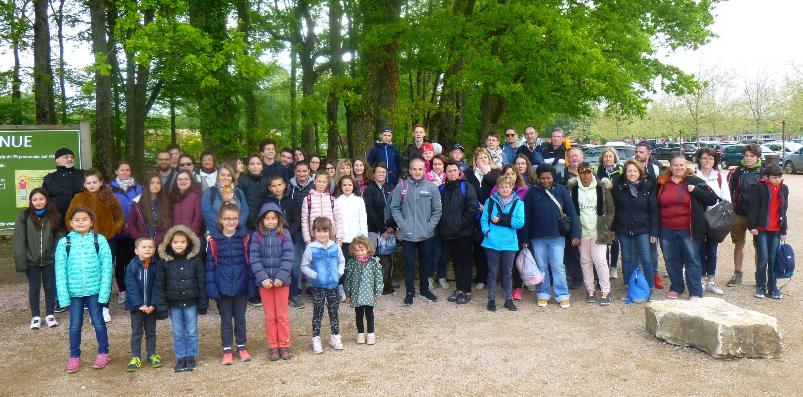 Grand groupe d’adultes et d’enfants dans un parc