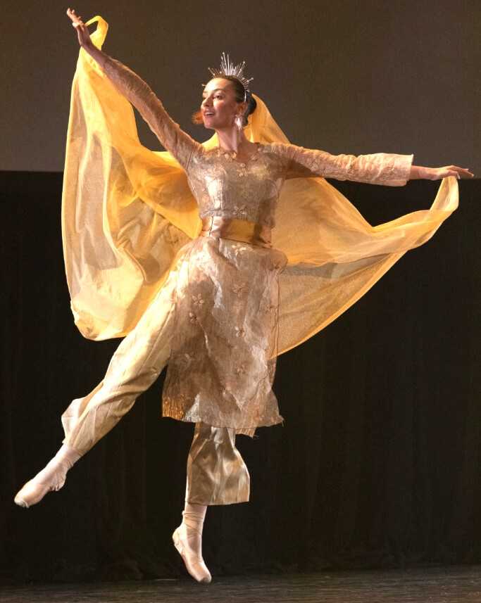 Danseuse étoile en saut, voiles dorés déployés